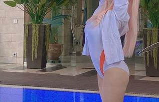 那种淡淡的无圣光感，Alina Becker的天台就是一本没封面的套图，每页都意外！