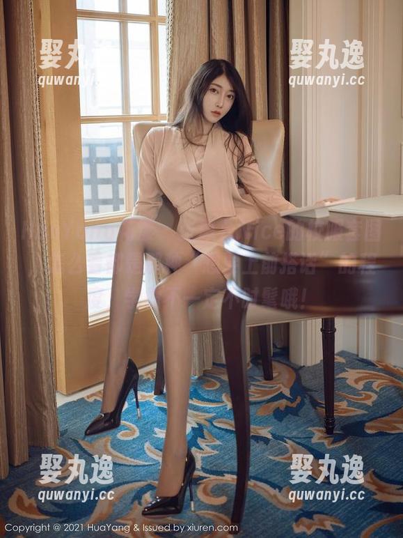 HuaYang花漾 - 张思允Nice的校服套图，怎么看都是那种“想要上前搭话”的程度，学霸不一定不时髦哦！