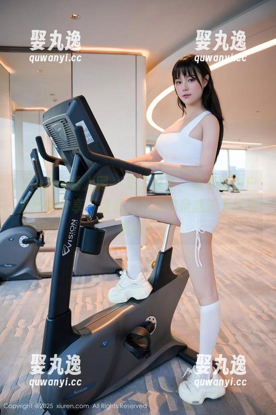 Xiuren秀人网 - 来了来了，初梦瑶的户外图集分享，准备好炫耀你亲戚的天然景观吧！