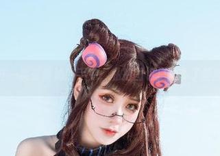 白衬衫在一笑芳香沁的手中，私拍图包里总多了些幽默感。