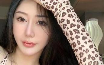 微密圈 – 有更新啦！不爱笑的赛琳的油亮套图，彷佛光滑的水面，反射出一丝不经意的微妙感。