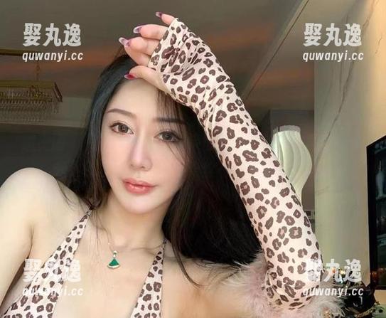 微密圈 - 有更新啦！不爱笑的赛琳的油亮套图，彷佛光滑的水面，反射出一丝不经意的微妙感。
