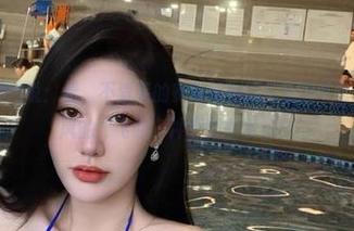 微密圈 – 照片说：看，不爱笑的赛琳和她的蓝色连体比基尼，与海风的“飞吻”冲突得刚刚好！