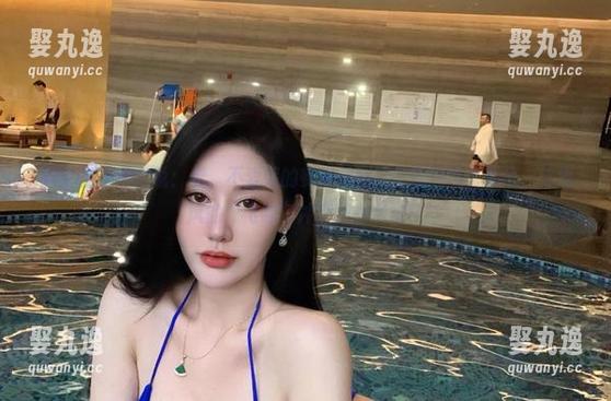 微密圈 - 照片说：看，不爱笑的赛琳和她的蓝色连体比基尼，与海风的“飞吻”冲突得刚刚好！