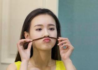 克拉女神 – 下载小芹的全套泳衣照片，让你脑补五彩斑斓的沙滩派对啊！