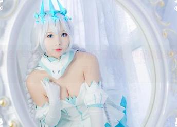 看墨玉M全套写真的时候，可以边下雪边撩，琪亚娜的冬装本季特荐！