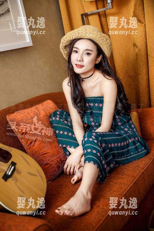 头条女神 - 梁芮溪的最新夏天照片，看了半天我还是懵！