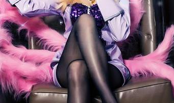 头条女神 – 全套观察：樊安妮这裤里丝的搭配，透出一种细腻的俏皮感，实在耐人品味。