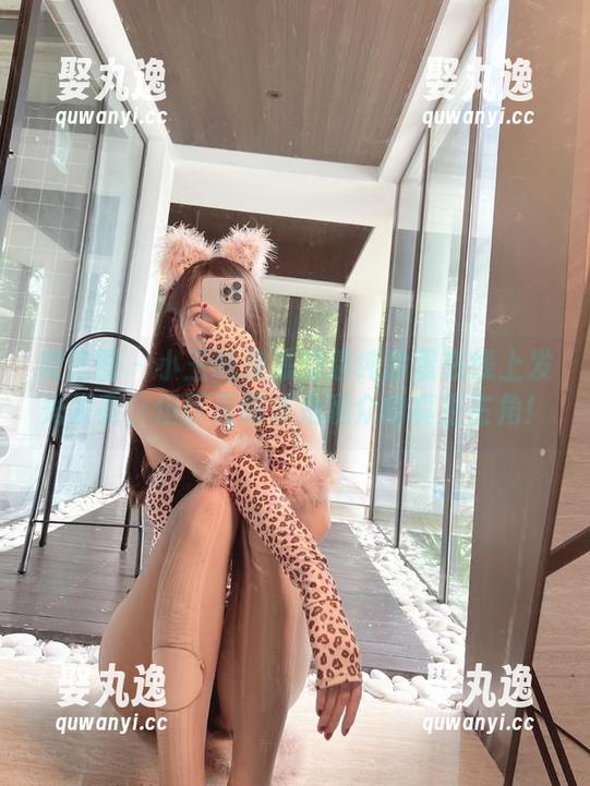 微密圈 - 小玉吃果冻的清纯脸蛋在线上发光发亮，但巨无霸才是观众的真正主角！