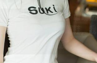 尤果网 – “高跟鞋更新了！谭晓彤站得比我的焦虑还稳”，说到高跟鞋，我只想到了爱她的腿。