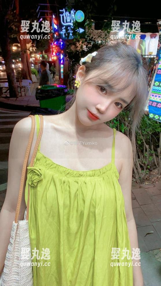这组黑白写真集，御子Yumiko又把那种感觉抓得死死的。