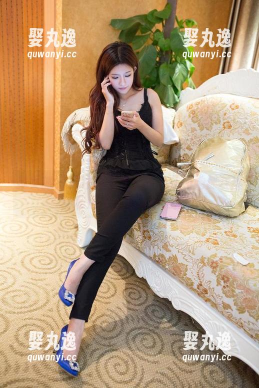 推女郎 - 框住的诱惑：胡允儿和她那灰丝私房图片的奇趣角落