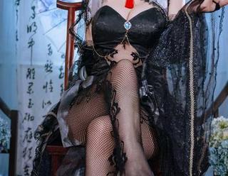 在线图集里，日奈娇以豹女郎的姿态，猫步轻盈，妆点了整个页面！