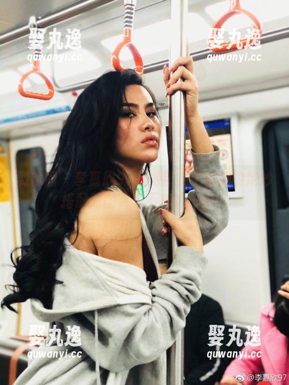 微密圈 - 李嘉欣97和她那条牛仔裤的绝妙搭配原图，想不想瞧一眼？