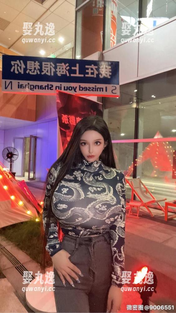 微密圈 - 在梦露veronica的天台套图里，她用灵动的姿态重新定义了“高处不胜寒”。