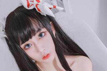精选泳池瞬客，清颜真德秀球门前的萌态，快去瞧瞧！