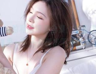 白露Bululu的私拍短裙合集：看着这裙子，脑海里一下子涌现出不少想法。