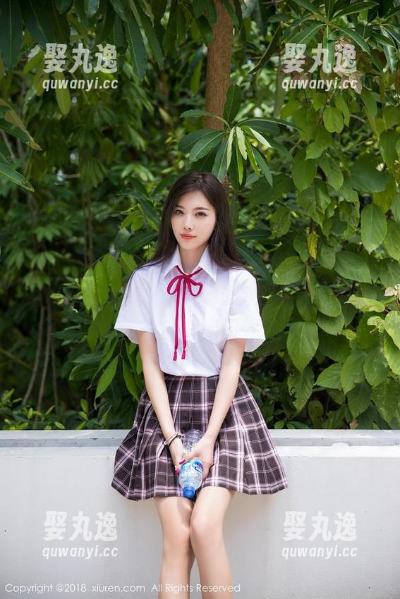 秀人网 - 与Elise谭晓彤一起打卡运动，最新照片虽美，但如何让双脚乖乖站在地上？只问问…