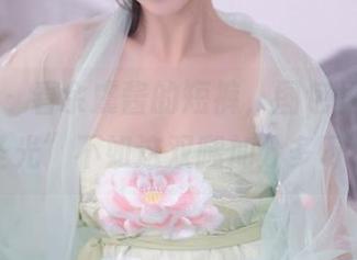 秀人网 – 看余虞酱的短裤，图包里的“无圣光”不如这双腿加分多呀！