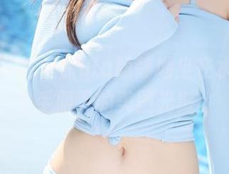 美媛馆 – 绮里嘉ula静静地坐在水边，看水手服下的美图光影。