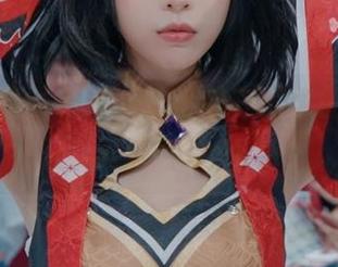 打破眼镜的魔咒，舞小喵在网盘的写真又美又funny