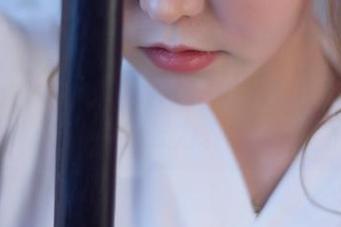 菠萝社 – 王语纯的定制写真，吊带下的微妙张力。