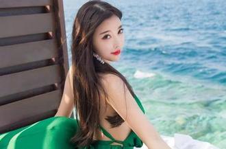 语画界 – Miko酱的海边福利：在沙滩上被超大海浪拍飞的原图，你想看吗？