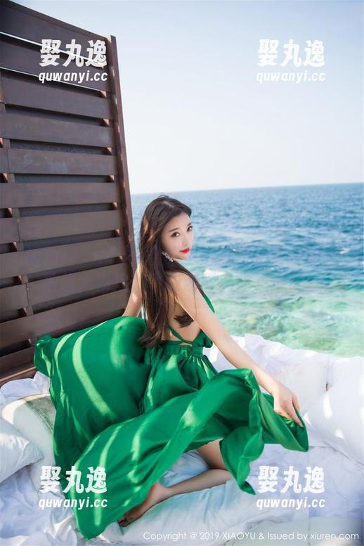 语画界 - Miko酱的海边福利：在沙滩上被超大海浪拍飞的原图，你想看吗？