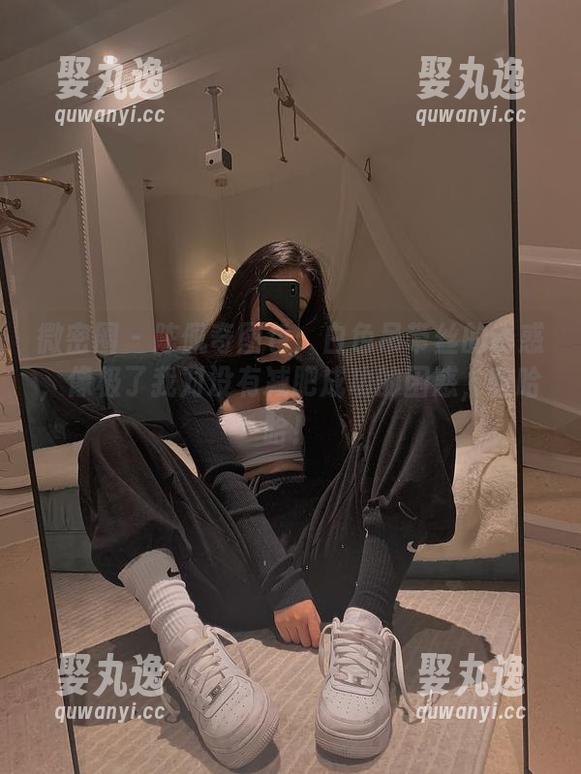 微密圈 - 陈佩奇图包：白色吊带丝的诱惑，像极了我对没有减肥成功的困惑，哈哈哈！