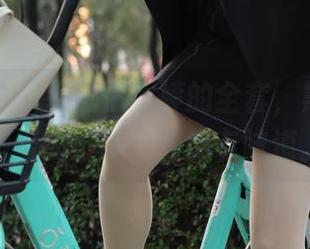 魔镜街拍 – 别低估婷婷的全套，黑丝背后藏着的工作日常饶有味道。