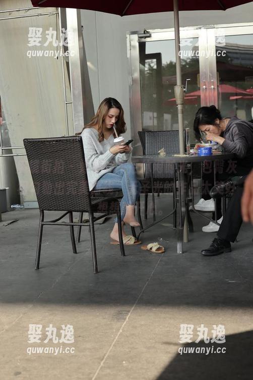魔镜街拍 - 婷婷的午后休闲时光，包臀灰裙勾勒出完美曲线，无圣光的作品太美好，想想就开心。