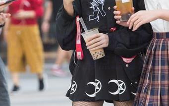 魔镜街拍 – 高清图册：婷婷这阵寒风里，肉丝美腿让人有点想偷看哦