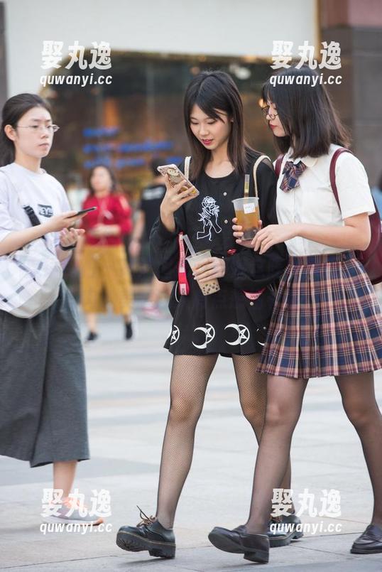 魔镜街拍 - 高清图册：婷婷这阵寒风里，肉丝美腿让人有点想偷看哦