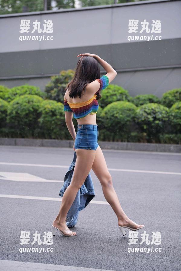 魔镜街拍 - 萌宝儿又有作品了，这次在商业广场和哈哈镜的邂逅