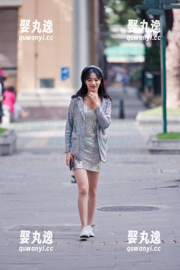 魔镜街拍图库精选：少妇的选择，红色短裙能有人抵挡得住吗？