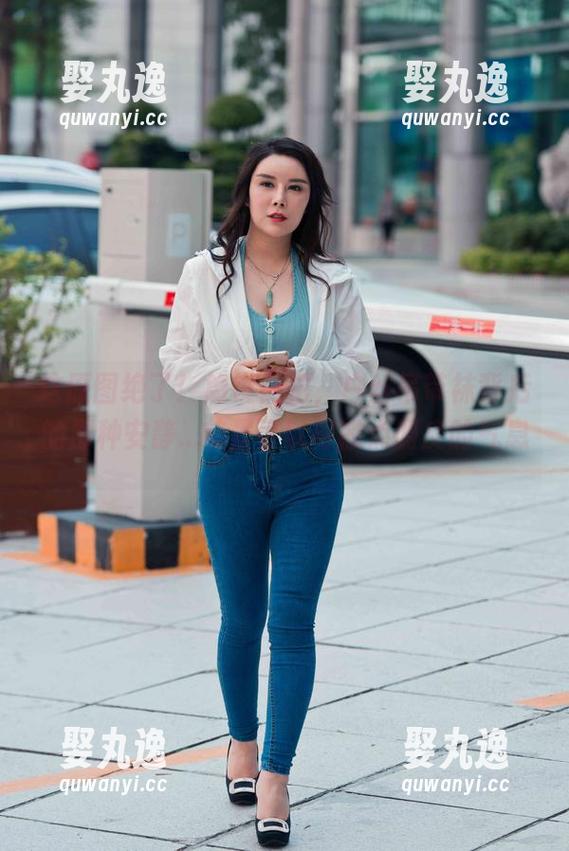 这原图绝了！魔镜街拍，白丝吊带袜背后的那种安静...前景可以再撒点调皮的气息。