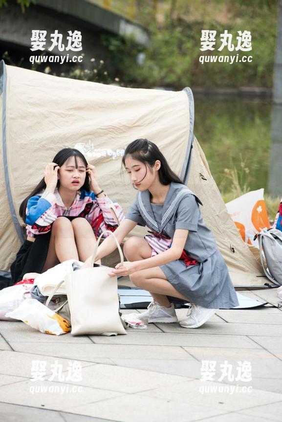 白色连体衣小姐姐日常，魔镜街拍图库的另类发现。