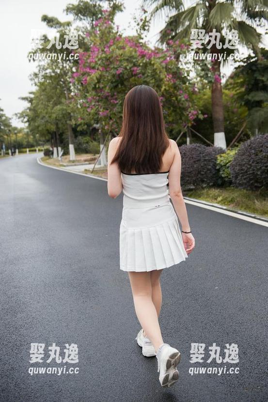 魔镜街拍-蓝色牛仔热裤美女私拍，给我来一张，没啥意义但我就是喜欢。